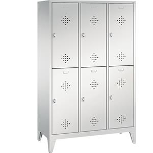 C+P CLASSIC Garderobenschrank mit Füßen, doppelstöckig, 3 Abteile, je 2 Fächer, Abteilbreite 400 mm, lichtgrau