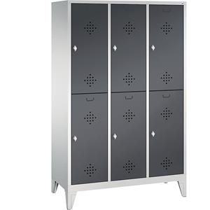 C+P CLASSIC Garderobenschrank mit Füßen, doppelstöckig, 3 Abteile, je 2 Fächer, Abteilbreite 400 mm, lichtgrau / schwarzgrau