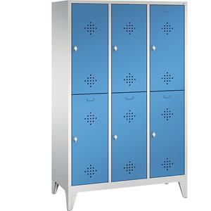 C+P CLASSIC Garderobenschrank mit Füßen, doppelstöckig, 3 Abteile, je 2 Fächer, Abteilbreite 400 mm, lichtgrau / lichtblau