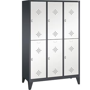 C+P CLASSIC Garderobenschrank mit Füßen, doppelstöckig, 3 Abteile, je 2 Fächer, Abteilbreite 400 mm, schwarzgrau / verkehrsweiß