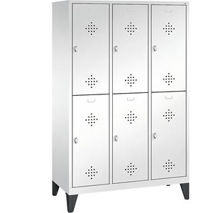 C+P CLASSIC Garderobenschrank mit Füßen, doppelstöckig, 3 Abteile, je 2 Fächer, Abteilbreite 400 mm, verkehrsweiß