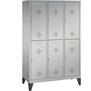 C+P CLASSIC Garderobenschrank mit Füßen, doppelstöckig, 3 Abteile, je 2 Fächer, Abteilbreite 400 mm, weißaluminium