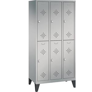 C+P CLASSIC Garderobenschrank mit Füßen, doppelstöckig, 3 Abteile, je 2 Fächer, Abteilbreite 300 mm, weißaluminium