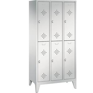 C+P CLASSIC Garderobenschrank mit Füßen, doppelstöckig, 3 Abteile, je 2 Fächer, Abteilbreite 300 mm, lichtgrau