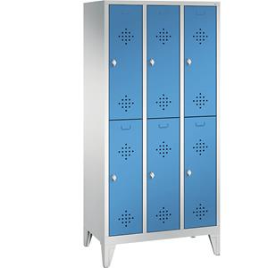 C+P CLASSIC Garderobenschrank mit Füßen, doppelstöckig, 3 Abteile, je 2 Fächer, Abteilbreite 300 mm, lichtgrau / lichtblau