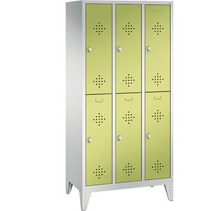 C+P CLASSIC Garderobenschrank mit Füßen, doppelstöckig, 3 Abteile, je 2 Fächer, Abteilbreite 300 mm, lichtgrau / viridingrün
