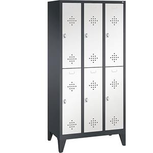 C+P CLASSIC Garderobenschrank mit Füßen, doppelstöckig, 3 Abteile, je 2 Fächer, Abteilbreite 300 mm, schwarzgrau / verkehrsweiß