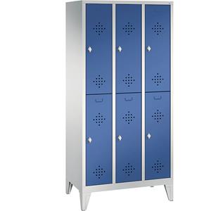 C+P CLASSIC Garderobenschrank mit Füßen, doppelstöckig, 3 Abteile, je 2 Fächer, Abteilbreite 300 mm, lichtgrau / enzianblau