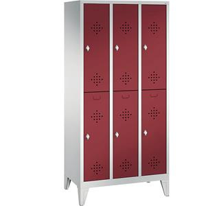 C+P CLASSIC Garderobenschrank mit Füßen, doppelstöckig, 3 Abteile, je 2 Fächer, Abteilbreite 300 mm, lichtgrau / rubinrot