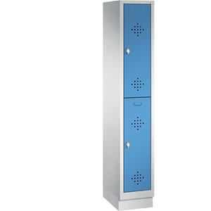 C+P CLASSIC Garderobenschrank mit Sockel, doppelstöckig, 1 Abteil, je 2 Fächer, Abteilbreite 300 mm, lichtgrau / lichtblau