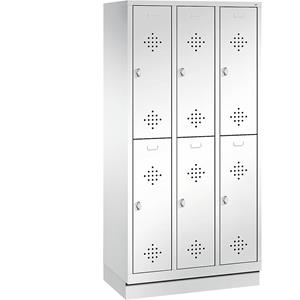 C+P CLASSIC Garderobenschrank mit Sockel, doppelstöckig, 3 Abteile, je 2 Fächer, Abteilbreite 300 mm, verkehrsweiß