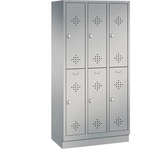 C+P CLASSIC Garderobenschrank mit Sockel, doppelstöckig, 3 Abteile, je 2 Fächer, Abteilbreite 300 mm, weißaluminium
