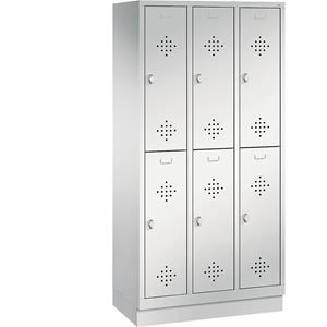 C+P CLASSIC Garderobenschrank mit Sockel, doppelstöckig, 3 Abteile, je 2 Fächer, Abteilbreite 300 mm, lichtgrau