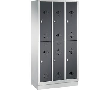 C+P CLASSIC Garderobenschrank mit Sockel, doppelstöckig, 3 Abteile, je 2 Fächer, Abteilbreite 300 mm, lichtgrau / schwarzgrau