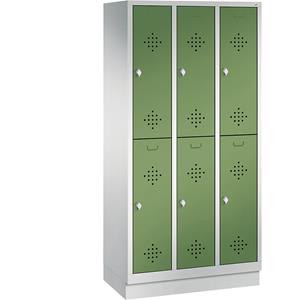 C+P CLASSIC Garderobenschrank mit Sockel, doppelstöckig, 3 Abteile, je 2 Fächer, Abteilbreite 300 mm, lichtgrau / resedagrün