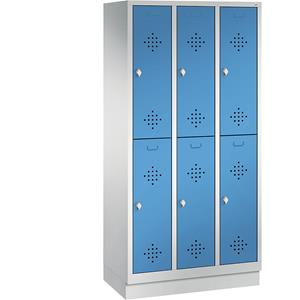 C+P CLASSIC Garderobenschrank mit Sockel, doppelstöckig, 3 Abteile, je 2 Fächer, Abteilbreite 300 mm, lichtgrau / lichtblau