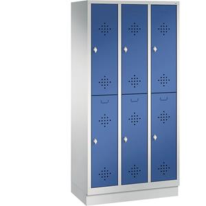 C+P CLASSIC Garderobenschrank mit Sockel, doppelstöckig, 3 Abteile, je 2 Fächer, Abteilbreite 300 mm, lichtgrau / enzianblau