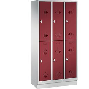 C+P CLASSIC Garderobenschrank mit Sockel, doppelstöckig, 3 Abteile, je 2 Fächer, Abteilbreite 300 mm, lichtgrau / rubinrot