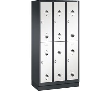 C+P CLASSIC Garderobenschrank mit Sockel, doppelstöckig, 3 Abteile, je 2 Fächer, Abteilbreite 300 mm, schwarzgrau / verkehrsweiß