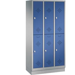 C+P CLASSIC Garderobenschrank mit Sockel, doppelstöckig, 3 Abteile, je 2 Fächer, Abteilbreite 300 mm, weißaluminium / enzianblau