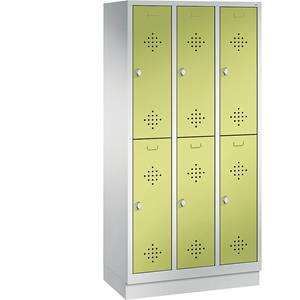 C+P CLASSIC Garderobenschrank mit Sockel, doppelstöckig, 3 Abteile, je 2 Fächer, Abteilbreite 300 mm, lichtgrau / viridingrün