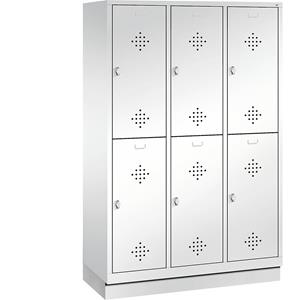 C+P CLASSIC Garderobenschrank mit Sockel, doppelstöckig, 3 Abteile, je 2 Fächer, Abteilbreite 400 mm, verkehrsweiß