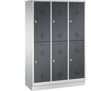 C+P CLASSIC Garderobenschrank mit Sockel, doppelstöckig, 3 Abteile, je 2 Fächer, Abteilbreite 400 mm, lichtgrau / schwarzgrau