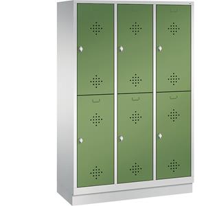 C+P CLASSIC Garderobenschrank mit Sockel, doppelstöckig, 3 Abteile, je 2 Fächer, Abteilbreite 400 mm, lichtgrau / resedagrün