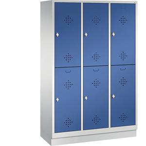 C+P CLASSIC Garderobenschrank mit Sockel, doppelstöckig, 3 Abteile, je 2 Fächer, Abteilbreite 400 mm, lichtgrau / enzianblau