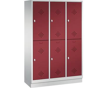 C+P CLASSIC Garderobenschrank mit Sockel, doppelstöckig, 3 Abteile, je 2 Fächer, Abteilbreite 400 mm, lichtgrau / rubinrot