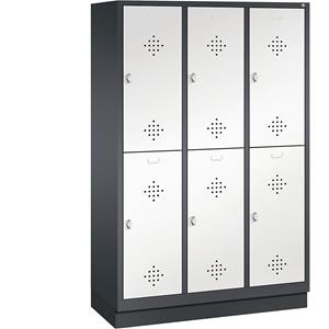 C+P CLASSIC Garderobenschrank mit Sockel, doppelstöckig, 3 Abteile, je 2 Fächer, Abteilbreite 400 mm, schwarzgrau / verkehrsweiß