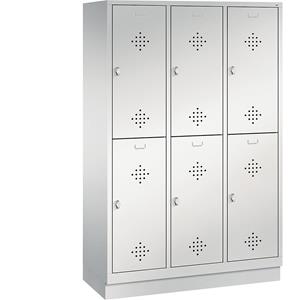C+P CLASSIC Garderobenschrank mit Sockel, doppelstöckig, 3 Abteile, je 2 Fächer, Abteilbreite 400 mm, lichtgrau