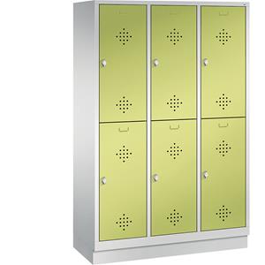 C+P CLASSIC Garderobenschrank mit Sockel, doppelstöckig, 3 Abteile, je 2 Fächer, Abteilbreite 400 mm, lichtgrau / viridingrün