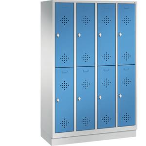 C+P CLASSIC Garderobenschrank mit Sockel, doppelstöckig, 4 Abteile, je 2 Fächer, Abteilbreite 300 mm, lichtgrau / lichtblau