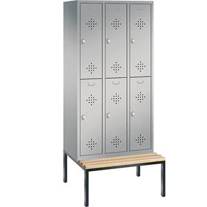 C+P CLASSIC Garderobenschrank mit untergebauter Sitzbank, doppelstöckig, 3 Abteile, je 2 Fächer, Abteilbreite 300 mm, weißaluminium