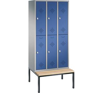 C+P CLASSIC Garderobenschrank mit untergebauter Sitzbank, doppelstöckig, 3 Abteile, je 2 Fächer, Abteilbreite 300 mm, weißaluminium / enzianblau