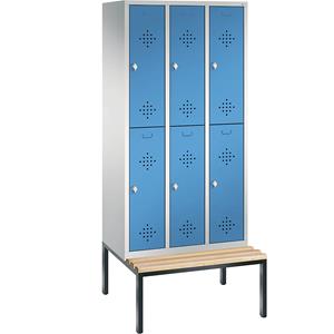 C+P CLASSIC Garderobenschrank mit untergebauter Sitzbank, doppelstöckig, 3 Abteile, je 2 Fächer, Abteilbreite 300 mm, lichtgrau / lichtblau