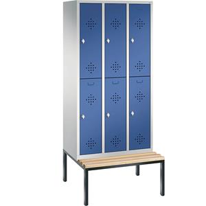 C+P CLASSIC Garderobenschrank mit untergebauter Sitzbank, doppelstöckig, 3 Abteile, je 2 Fächer, Abteilbreite 300 mm, lichtgrau / enzianblau