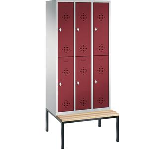 C+P CLASSIC Garderobenschrank mit untergebauter Sitzbank, doppelstöckig, 3 Abteile, je 2 Fächer, Abteilbreite 300 mm, lichtgrau / rubinrot