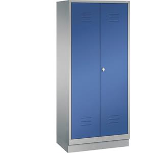 C+P CLASSIC Aufbewahrungsschrank mit Sockel, zueinander schlagende Türen, 2 Abteile, Abteilbreite 400 mm, weißaluminium / enzianblau