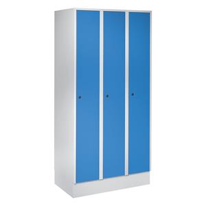 Wolf Garderobekast met sokkel, h x b x d = 1800 x 900 x 500 mm, 3 vakken, lichtblauw