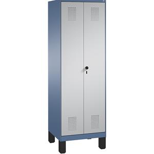 C+P EVOLO garderobekast, met naar elkaar toe slaande deuren, 2 afdelingen, afdelingbreedte 300 mm, met poten, verblauw / blank aluminiumkleurig