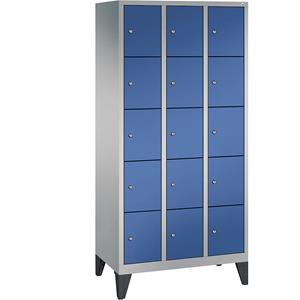 C+P CLASSIC Fächerschrank mit Füßen, 3 Abteile, je 5 Fächer, Abteilbreite 300 mm, weißaluminium / enzianblau