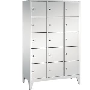 C+P CLASSIC Fächerschrank mit Füßen, 3 Abteile, je 5 Fächer, Abteilbreite 400 mm, lichtgrau