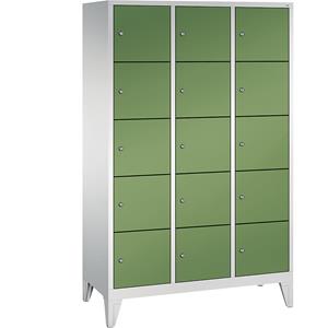 C+P CLASSIC Fächerschrank mit Füßen, 3 Abteile, je 5 Fächer, Abteilbreite 400 mm, lichtgrau / resedagrün