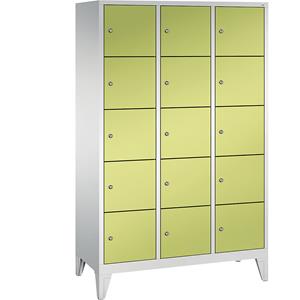 C+P CLASSIC Fächerschrank mit Füßen, 3 Abteile, je 5 Fächer, Abteilbreite 400 mm, lichtgrau / viridingrün