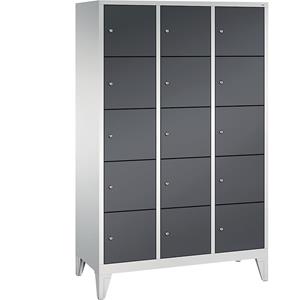 C+P CLASSIC Fächerschrank mit Füßen, 3 Abteile, je 5 Fächer, Abteilbreite 400 mm, lichtgrau / schwarzgrau