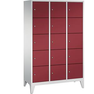 C+P CLASSIC Fächerschrank mit Füßen, 3 Abteile, je 5 Fächer, Abteilbreite 400 mm, lichtgrau / rubinrot