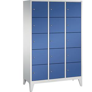 C+P CLASSIC Fächerschrank mit Füßen, 3 Abteile, je 5 Fächer, Abteilbreite 400 mm, lichtgrau / enzianblau
