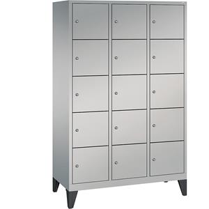 C+P CLASSIC Fächerschrank mit Füßen, 3 Abteile, je 5 Fächer, Abteilbreite 400 mm, weißaluminium